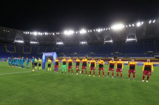 ROME, ITALY - FEBRUARY 28: Both team's line up prior to the Serie A match between AS Roma and AC Milan at Stadio Olimpico on February 28, 2021 in Rome, Italy. Sporting stadiums around Italy remain under strict restrictions due to the Coronavirus Pandemic as Government social distancing laws prohibit fans inside venues resulting in games being played behind closed doors. (Photo by Paolo Bruno/Getty Images) ROME, ITALY - FEBRUARY 28: Both team's line up prior to the Serie A match between AS Roma and AC Milan at Stadio Olimpico on February 28, 2021 in Rome, Italy. Sporting stadiums around Italy remain under strict restrictions due to the Coronavirus Pandemic as Government social distancing laws prohibit fans inside venues resulting in games being played behind closed doors. (Photo by Paolo Bruno/Getty Images)