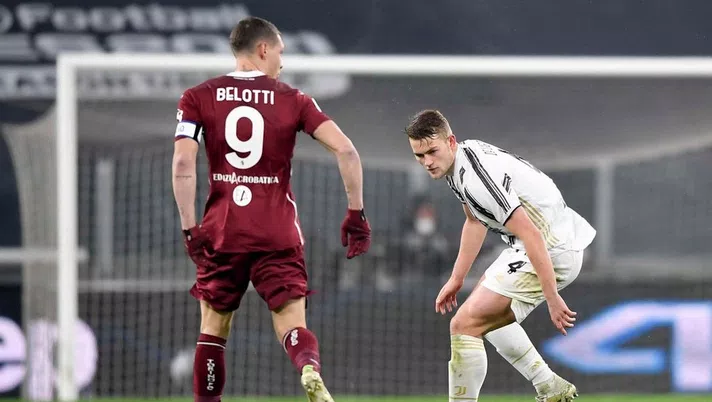 TURIN, ITALY - DECEMBER 05: Matthijs de Ligt of Juventus competes for the ball with Andrea Belotti of Torino FC during the Serie A match between Juventus and Torino FC at Allianz Stadium on December 05, 2020 in Turin, Italy. (Photo by Daniele Badolato - Juventus FC/Juventus FC via Getty Images)