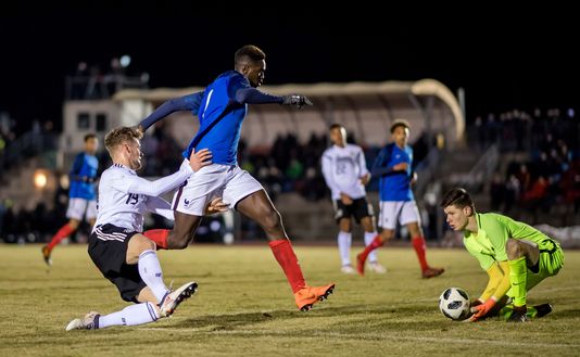 EILENBURG, GERMANY - MARCH 23: Eric Hottmann (L) of Germany and Oumar Solet (C) and goalkeeper Illan Meslier of France vie for the ball during the U18 international friendly match between Germany and France at Ilburg Stadium on March 23, 2018 in Eilenburg, Germany. (Photo by Thomas Eisenhuth/Bongarts/Getty Images) Calciomercato Torino: chi è Oumar Solet, il nome caldo per la difesa granata- immagine 3