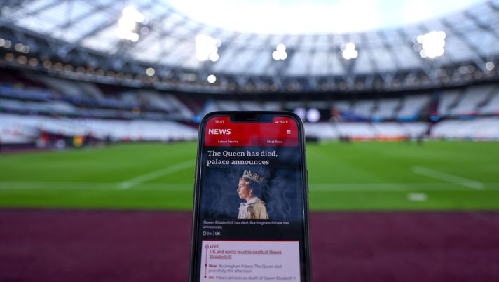 LONDON, ENGLAND - SEPTEMBER 08: A detailed view of an iPhone screen displaying the news after it was announced that Queen Elizabeth II has passed away today prior to the UEFA Europa Conference League group B match between West Ham United and FCSB at London Stadium on September 08, 2022 in London, England. (Photo by Richard Heathcote/Getty Images) Inghilterra, la FSA: “Stop alla Premier? Rimborsate i tifosi, c’erano altri modi per onorare Elisabetta II” - immagine 1