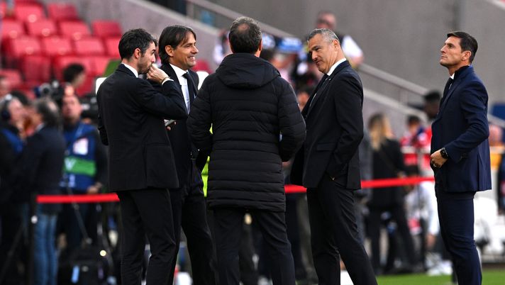 LISBON, PORTUGAL - APRIL 11: Simone Inzaghi, Head Coach of FC Internazionale, inspects the pitch with their coaching team prior to the UEFA Champions League quarterfinal first leg match between SL Benfica and FC Internazionale at Estadio do Sport Lisboa e Benfica on April 11, 2023 in Lisbon, Portugal. (Photo by Octavio Passos/Getty Images) Biasin: “Inzaghi sulle critiche? Non si rivolge a qualcuno dell’Inter perché…” - immagine 1
