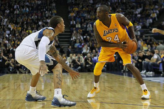 LONDON, ENGLAND - OCTOBER 04: Kobe Bryant of the Los Angeles Lakers (R) in action during the NBA Europe Live match between the Los Angeles Lakers and the Minnesota Timberwolves at the O2 arena on October 4, 2010 in London, England. (Photo by Clive Rose/Getty Images) Kobe, quella “profezia” : “Finirà per morire in un incidente con l’elicottero” - immagine 1