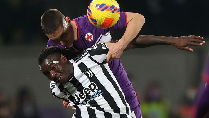 FLORENCE, ITALY - MARCH 02: Moise Bioty Kean of Juventus in action against Nikola Milenkovic of ACF Fiorentina during the Coppa Italia Semi Final 1st Leg match between ACF Fiorentina and Juventus FC at Stadio Artemio Franchi on March 2, 2022 in Florence, Italy. (Photo by Gabriele Maltinti/Getty Images) Incontro a Milano tra Juventus e Ramadani: si parlerà anche di Milenkovic - immagine 1