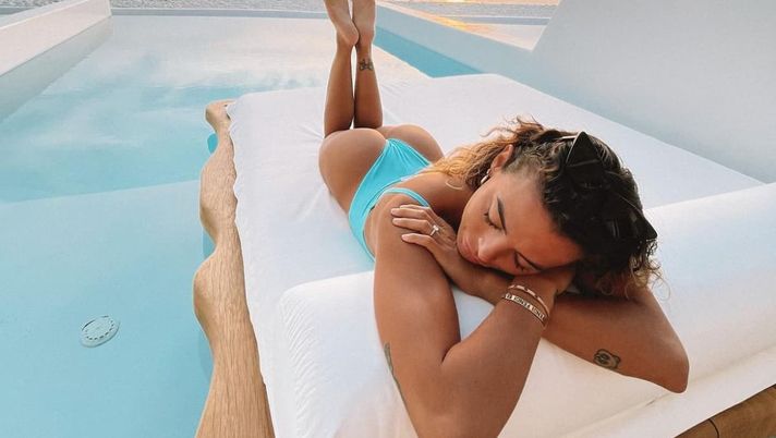 Giulia Amodio si gode il tramonto di Mykonos: il lato B da urlo infiamma il web 