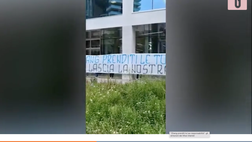 VIDEO Inter, lo striscione sotto la sede: il messaggio per Zhang è forte e chiaro