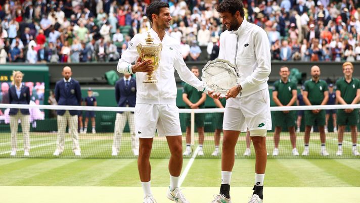 LONDON, ENGLAND - JULY 11: Novak Djokovic of Serbia poses with the winners trophy after winning his men's Singles Final match against Matteo Berrettini of Italy who poses with the runners up trophy on Day Thirteen of The Championships - Wimbledon 2021 at All England Lawn Tennis and Croquet Club on July 11, 2021 in London, England. (Photo by Julian Finney/Getty Images) IL DERBY DI INSTAGRAM – Berrettini e Djokovic, da Wimbledon ai social… - immagine 1