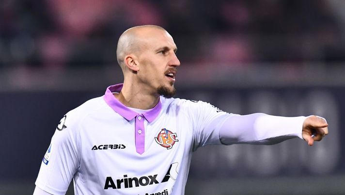 BOLOGNA, ITALY - JANUARY 23: Vlad Chiriches of US Cremonese gestures during the Serie A match between Bologna FC and US Cremonese at Stadio Renato Dall'Ara on January 23, 2023 in Bologna, . (Photo by Alessandro Sabattini/Getty Images) UFFICIALE – Infortunio Chiriches, l’esito degli esami strumentali e i tempi di recupero - immagine 1