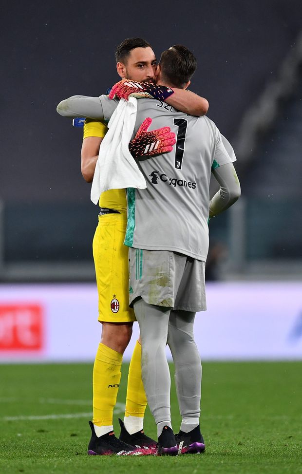 Gianluigi Donnarumma saluta il colllega della Juventus al termine della sfida vinta 3-0 dai rossoneri proprio contro la squadra di Pirlo. Gianluigi Donnarumma saluta il colllega della Juventus al termine della sfida vinta 3-0 dai rossoneri proprio contro la squadra di Pirlo.
