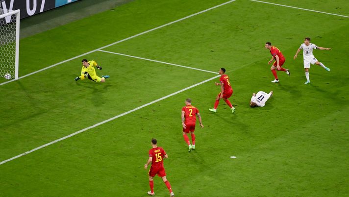 MUNICH, GERMANY - JULY 02: Nicolo Barella of Italy scores their side's first goal past Thibaut Courtois of Belgium during the UEFA Euro 2020 Championship Quarter-final match between Belgium and Italy at Football Arena Munich on July 02, 2021 in Munich, Germany. (Photo by Stuart Franklin/Getty Images) MUNICH, GERMANY - JULY 02: Nicolo Barella of Italy scores their side's first goal past Thibaut Courtois of Belgium during the UEFA Euro 2020 Championship Quarter-final match between Belgium and Italy at Football Arena Munich on July 02, 2021 in Munich, Germany. (Photo by Stuart Franklin/Getty Images)