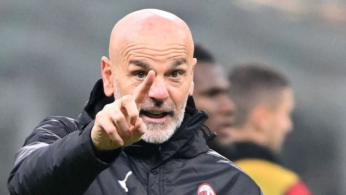 AC Milan's Italian coach Stefano Pioli gestures prior to the UEFA Europa League Group H football match AC Milan vs Celtic on December 3, 2020 at the San Siro stadium in Milan. (Photo by Vincenzo PINTO / AFP) (Photo by VINCENZO PINTO/AFP via Getty Images) Pioli: “Recupero solo Castillejo! Ibra non pensa a Sanremo, ma serve cautela sul rientro” - immagine 1