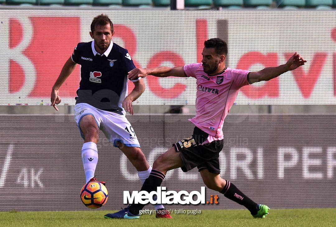  PALERMO, ITALY - NOVEMBER 27:  Senad Lulic (L) of Lazio kicks the ball as Bruno Henrique of Palermo tackles during the Serie A match betweenUS Citta di Palermo and SS Lazio at Stadio Renzo Barbera on November 27, 2016 in Palermo, Italy.  (Photo by Tullio M. Puglia/Getty Images) 