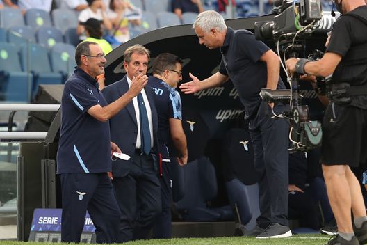 ROME, ITALY - SEPTEMBER 26: Maurizio Sarri, Head Coach of SS Lazio interacts with Jose Mourinho, Head Coach of AS Roma prior to the Serie A match between SS Lazio and AS Roma at Stadio Olimpico on September 26, 2021 in Rome, Italy. (Photo by Paolo Bruno/Getty Images) Hazard racconta: “Mourinho è speciale, ma Sarri è più simile alla mia idea di calcio”- immagine 2