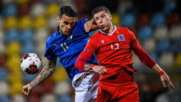 DIFFERDANGE, LUXEMBOURG - NOVEMBER 15: Gianluca Scamacca (L) of Italy challenges for the ball with Kevin d'Anzico (R) of Luxembourg during the UEFA Euro Under 21 Qualifier match between Luxembourg U21 and Italy U21 at Stade Municipal de la Ville de Differdange on November 15, 2020 in Differdange, Luxembourg. (Photo by Lukas Schulze/Getty Images) DIFFERDANGE, LUXEMBOURG - NOVEMBER 15: Gianluca Scamacca (L) of Italy challenges for the ball with Kevin d'Anzico (R) of Luxembourg during the UEFA Euro Under 21 Qualifier match between Luxembourg U21 and Italy U21 at Stade Municipal de la Ville de Differdange on November 15, 2020 in Differdange, Luxembourg. (Photo by Lukas Schulze/Getty Images)