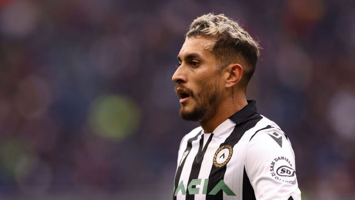 MILAN, ITALY - OCTOBER 31: Roberto Pereyra of Udinese Calcio looks on during the Serie A match between FC Internazionale and Udinese Calcio at Stadio Giuseppe Meazza on October 31, 2021 in Milan, Italy. (Photo by Jonathan Moscrop/Getty Images) Udinese, un dubbio da scogliere in difesa e le ultime novità su Pereyra - immagine 1