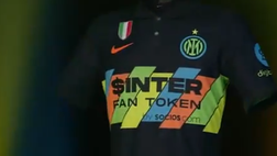 Con le maglie della squadra del cuore al Museo per la foto con la Coppa Europa