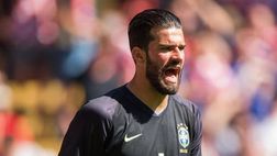 Espulso due volte, ma resta in campo fino alla fine: il record del VAR e Alisson