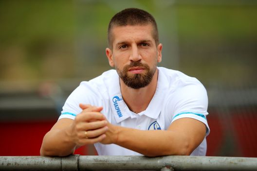 ANKUM, GERMANY - AUGUST 09: Matija Nastasic of Schalke looks on prior to the pre-season friendly match between FC Schalke 04 and VfL Osnabrueck at Quitt-Stadion on August 09, 2020 in Ankum, Germany. (Photo by Christof Koepsel/Getty Images) ANKUM, GERMANY - AUGUST 09: Matija Nastasic of Schalke looks on prior to the pre-season friendly match between FC Schalke 04 and VfL Osnabrueck at Quitt-Stadion on August 09, 2020 in Ankum, Germany. (Photo by Christof Koepsel/Getty Images)