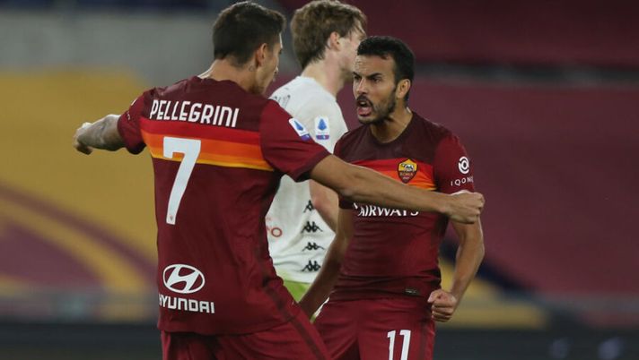 ROME, ITALY - OCTOBER 18: Pedro Rodriguez and Lorenzo Pellegrini of AS Roma celebrates after scoring the team's first goal during the Serie A match between AS Roma and Benevento Calcio at Stadio Olimpico on October 18, 2020 in Rome, Italy. (Photo by Paolo Bruno/Getty Images) NEWS – Le scelte per Pedro e Gervinho! Ilicic, Deulofeu, Djuricic, Verdi e Ramsey… - immagine 1