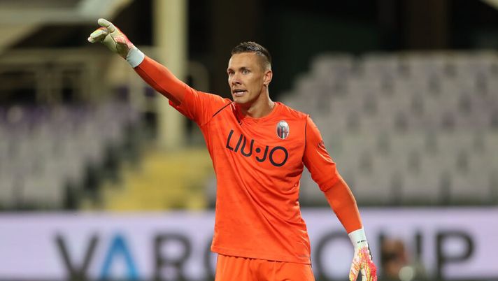 FLORENCE, ITALY - JULY 29: Lukasz Skorupski of Bologna FC gives instructions during the Serie A match between ACF Fiorentina and Bologna FC at Stadio Artemio Franchi on July 29, 2020 in Florence, Italy. (Photo by Gabriele Maltinti/Getty Images) Visita specialistica per Skorupski, arriva il via libera: le sensazioni sul rientro - immagine 1