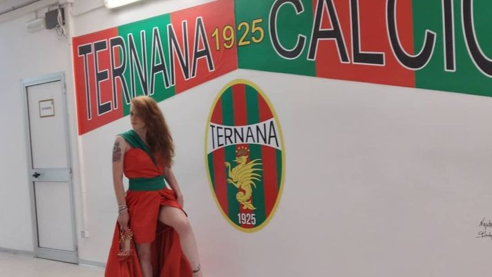 Elisa Lanzillotti: Tagliavento e cuci…la bandiera della Ternana diventa un’abito da sera… 