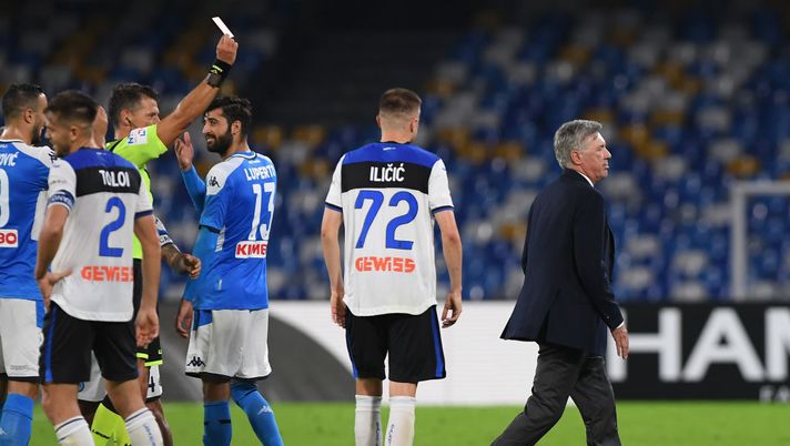 NAPLES, ITALY - OCTOBER 30: Referee Pino Giacomelli shows the red card to Carlo Ancelotti coach of SSC Napoli during the Serie A match between SSC Napoli and Atalanta BC at Stadio San Paolo on October 30, 2019 in Naples, Italy. (Photo by Francesco Pecoraro/Getty Images) NAPLES, ITALY - OCTOBER 30: Referee Pino Giacomelli shows the red card to Carlo Ancelotti coach of SSC Napoli during the Serie A match between SSC Napoli and Atalanta BC at Stadio San Paolo on October 30, 2019 in Naples, Italy. (Photo by Francesco Pecoraro/Getty Images)