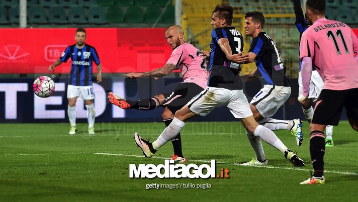 Aljaz Struna batte Sportiello siglando il 2-2 finale in Palermo-Atalanta del 20 aprile 2016 
