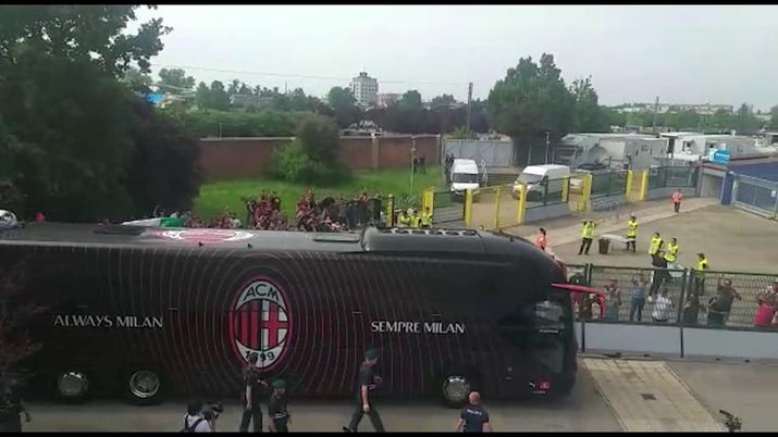 Anche una multa della Polstrada in autogrill nella notte di festa dei tifosi del Milan Pullman Scudetto Milan