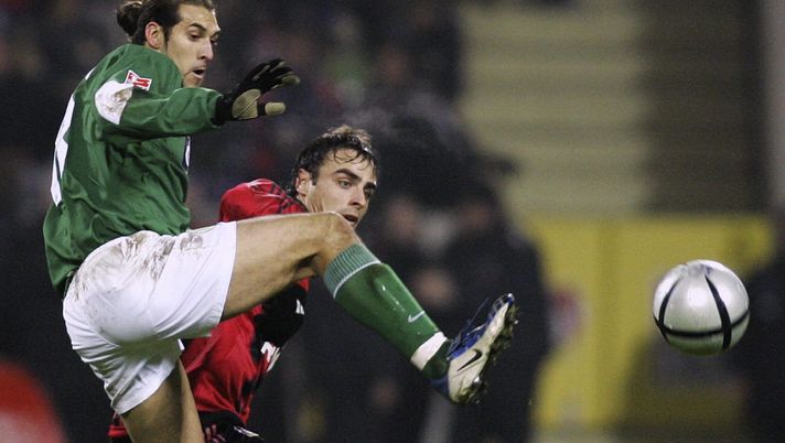 LEVERKUSEN, GERMANY - DECEMBER 04:    Fussball: 1. Bundesliga 04/05, Leverkusen; Bayer 04 Leverkusen - VfL Wolfsburg 2:1; Facundo QUIROGA / Wolfsburg, Dimitar BERBATOV / Bayer 04.12.04.  (Photo by Lars Baron/Bongarts/Getty Images) 