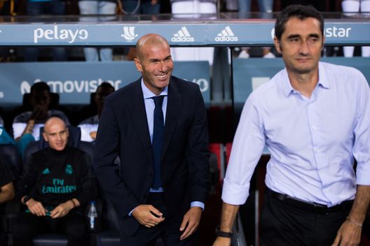 BARCELONA, SPAIN - AUGUST 13: Head coach Zinedine Zidane (L) of Real Madrid CF smiles next to Head coach Ernesto Valverde of FC Barcelona during the Supercopa de Espana Supercopa Final 1st Leg match between FC Barcelona and Real Madrid at Camp Nou on August 13, 2017 in Barcelona, Spain. (Photo by Alex Caparros/Getty Images) BARCELONA, SPAIN - AUGUST 13: Head coach Zinedine Zidane (L) of Real Madrid CF smiles next to Head coach Ernesto Valverde of FC Barcelona during the Supercopa de Espana Supercopa Final 1st Leg match between FC Barcelona and Real Madrid at Camp Nou on August 13, 2017 in Barcelona, Spain. (Photo by Alex Caparros/Getty Images)