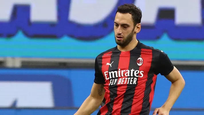 Hakan Calhanoglu (centrocampista AC Milan) durante Milan-Roma 3-3 (Serie A 2020-2021) | AC Milan News (Getty Images)
