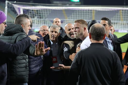 FLORENCE, ITALY - MARCH 14: Shon Goldberg of Maccabi Haifa discuss at the end of the match between ACF Fiorentina and Maccabi Haifa during the UEFA Europa Conference League 2023/24 round of 16 second leg match between ACF Fiorentina and Maccabi Haifa at on March 14, 2024 in Florence, Italy.(Photo by Gabriele Maltinti/Getty Images) Degu (Stampa): “Tensione alla fine? C’è stato un problema di sicurezza”- immagine 2