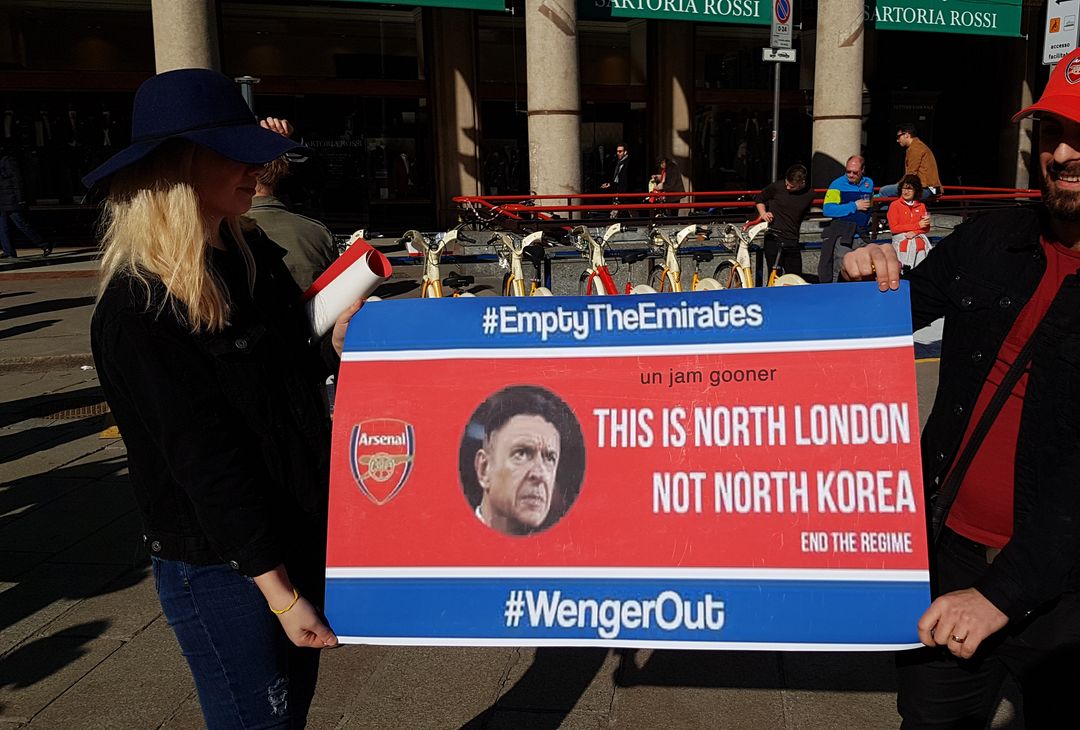  Uno striscione di contesta di alcuni tifosi inglesi contro Wenger 