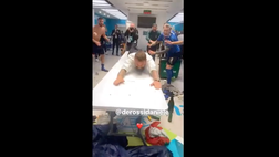 VIDEO / De Rossi, che fai? “Vola” letteralmente sul tavolo