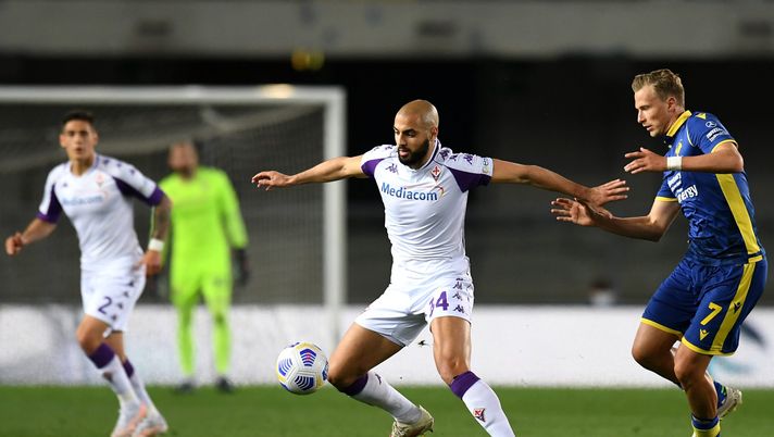 VERONA, ITALY - APRIL 20: Sofyan Amrabat of ACF Fiorentina is challenged by Antonin Barak of Hellas Verona during the Serie A match between Hellas Verona FC and ACF Fiorentina at Stadio Marcantonio Bentegodi on April 20, 2021 in Verona, Italy. Sporting stadiums around Italy remain under strict restrictions due to the Coronavirus Pandemic as Government social distancing laws prohibit fans inside venues resulting in games being played behind closed doors. (Photo by Alessandro Sabattini/Getty Images) VERONA, ITALY - APRIL 20: Sofyan Amrabat of ACF Fiorentina is challenged by Antonin Barak of Hellas Verona during the Serie A match between Hellas Verona FC and ACF Fiorentina at Stadio Marcantonio Bentegodi on April 20, 2021 in Verona, Italy. Sporting stadiums around Italy remain under strict restrictions due to the Coronavirus Pandemic as Government social distancing laws prohibit fans inside venues resulting in games being played behind closed doors. (Photo by Alessandro Sabattini/Getty Images)