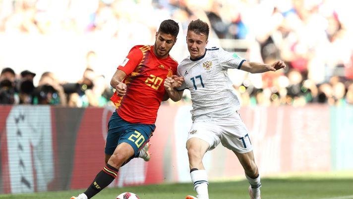 MOSCOW, RUSSIA - JULY 01:  Marco Asensio of Spain battles for possession with Aleksandr Golovin of Russia during the 2018 FIFA World Cup Russia Round of 16 match between Spain and Russia at Luzhniki Stadium on July 1, 2018 in Moscow, Russia.  (Photo by Ryan Pierse/Getty Images) 