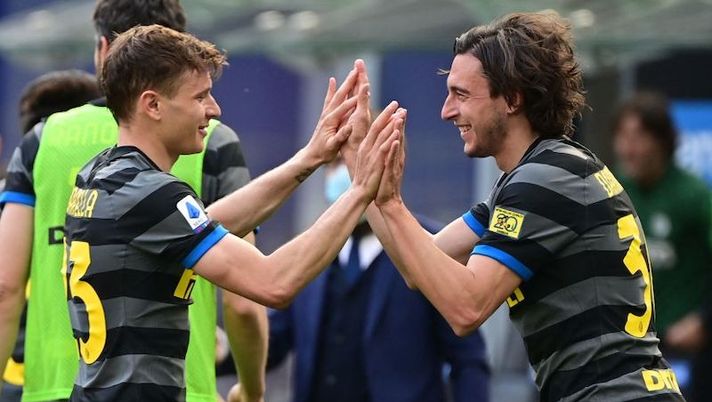 Inter Milan's Italian defender Matteo Darmian (R) celebrates with Inter Milan's Italian midfielder Nicolo Barella after opening the scoring during the Italian Serie A football match Inter Milan vs Hellas Verona on April 25, 2021 at the San Siro stadium in Milan. (Photo by MIGUEL MEDINA / AFP) (Photo by MIGUEL MEDINA/AFP via Getty Images) Inter, la Gazzetta: “Sensi titolare e Darmian in pole, scelta fatta pure su Sanchez” - immagine 1