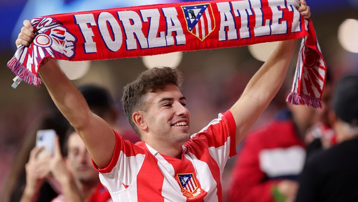 MADRID, SPAIN - OCTOBER 26: An Atletico Madrid fan shows their support prior to the UEFA Champions League group B match between Atletico Madrid and Bayer 04 Leverkusen at Civitas Metropolitano Stadium on October 26, 2022 in Madrid, Spain. (Photo by Gonzalo Arroyo Moreno/Getty Images) Niente Bernabeu per il derby? I tifosi dell’Atletico si raduneranno nei bar attorno al loro stadio… - immagine 1