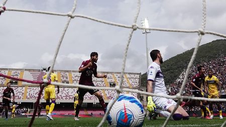 SALERNO, ITALY - APRIL 24: Milan Djuric of US Salernitana scores the 1-0 goal during the Serie A match between US Salernitana and ACF Fiorentina at Stadio Arechi on April 24, 2022 in Salerno, Italy. (Photo by Francesco Pecoraro/Getty Images) SALERNO, ITALY - APRIL 24: Milan Djuric of US Salernitana scores the 1-0 goal during the Serie A match between US Salernitana and ACF Fiorentina at Stadio Arechi on April 24, 2022 in Salerno, Italy. (Photo by Francesco Pecoraro/Getty Images)