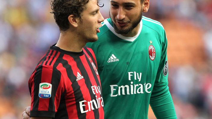 Donnarumma e Locatelli con la maglia del Milan. 