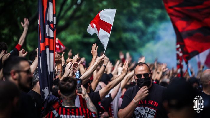 Tifosi del Milan a Milanello per salutare la squadra in partenza per Bergamo: stasera Atalanta-Milan | News (acmilan.com/La Presse) 