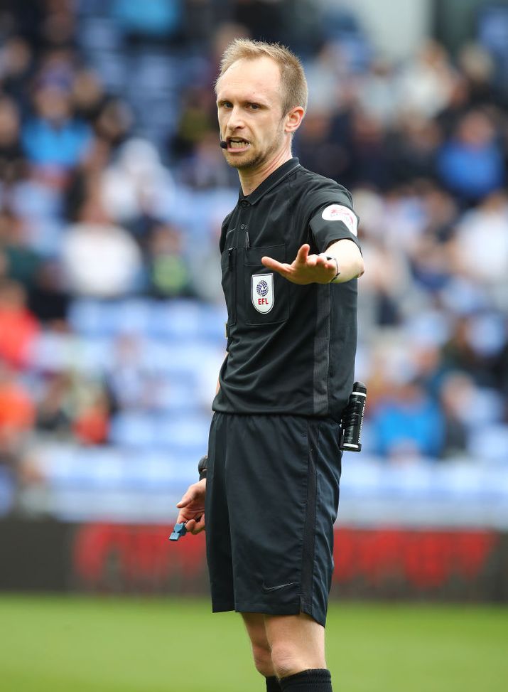 (Photo by Pete Norton/Getty Images) Arbitro perde i sensi in League Two: standing ovation dei tifosi mente esce in barella- immagine 2