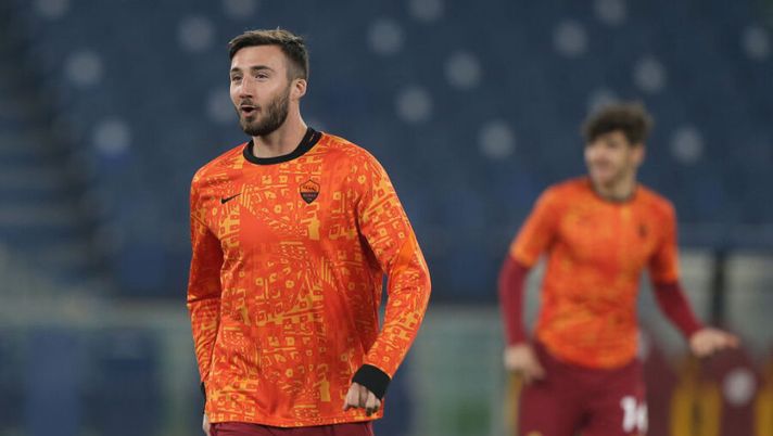 ROME, ITALY - FEBRUARY 25: Bryan Cristante of Roma warms up ahead of the UEFA Europa League Round of 32 match between AS Roma and Sporting Braga at Stadio Olimpico on February 25, 2021 in Rome, Italy. Sporting stadiums around Italy remain under strict restrictions due to the Coronavirus Pandemic as Government social distancing laws prohibit fans inside venues resulting in games being played behind closed doors. (Photo by Paolo Bruno/Getty Images) Fantacalcio Mantra, cinque consigli per questa giornata: da Cristante a Pandev - immagine 1