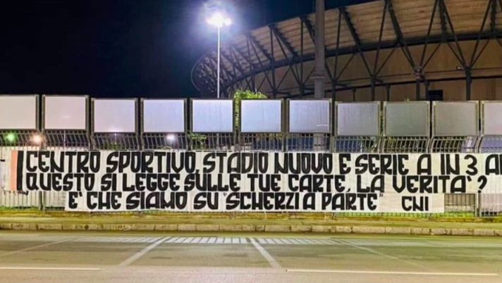 Palermo, nuovo striscione ultras al “Renzo Barbera”: “La verità è che siamo su scherzi a parte” Palermo, nuovo striscione ultras al “Renzo Barbera”: “La verità è che siamo su scherzi a parte”