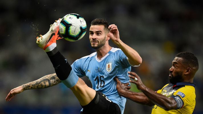 BELO HORIZONTE, BRAZIL - JUNE 16: Gaston Pereiro of Uruguay fights for the ball with Gabriel Achilier of Ecuador during the Copa America Brazil 2019 group C match between Uruguay and Ecuador at Mineirao Stadium on June 16, 2019 in Belo Horizonte, Brazil. (Photo by Pedro Vilela/Getty Images) 