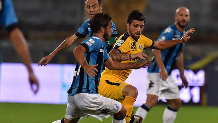 PISA, ITALY - OCTOBER 25: Daniel Bessa (R) of Hellas Verona and Giulio Sanseverino of Pisa compete for the ball during the Serie B match between AC Pisa and Hells Verona at Arena Garibaldi on October 25, 2016 in Pisa, Italy. (Photo by Tullio M. Puglia/Getty Images for Lega Serie B) Verona, c’è il jolly da fantacalcio Bessa nel cuore del centrocampo - immagine 1