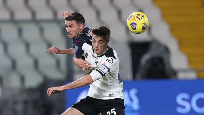 LA SPEZIA, ITALY - DECEMBER 23: Giulio Maggiore of Spezia Calcio battles for the ball with Paolo Ghiglione of Genoa CFC during the Serie A match between Spezia Calcio and Genoa CFC at Stadio Alberto Picco on December 23, 2020 in La Spezia, Italy. (Photo by Gabriele Maltinti/Getty Images) LA SPEZIA, ITALY - DECEMBER 23: Giulio Maggiore of Spezia Calcio battles for the ball with Paolo Ghiglione of Genoa CFC during the Serie A match between Spezia Calcio and Genoa CFC at Stadio Alberto Picco on December 23, 2020 in La Spezia, Italy. (Photo by Gabriele Maltinti/Getty Images)