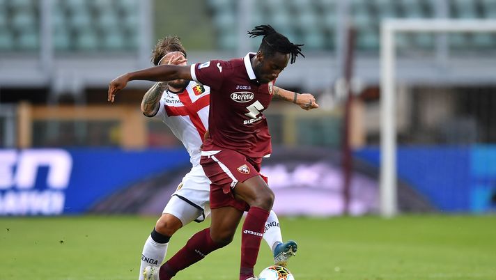 TURIN, ITALY - JULY 16:  Soualiho Meite (R) of Torino FC is tackled by Lasse Schone of Genoa CFC during the Serie A match between Torino FC and  Genoa CFC at Stadio Olimpico di Torino on July 16, 2020 in Turin, Italy.  (Photo by Valerio Pennicino/Getty Images) 