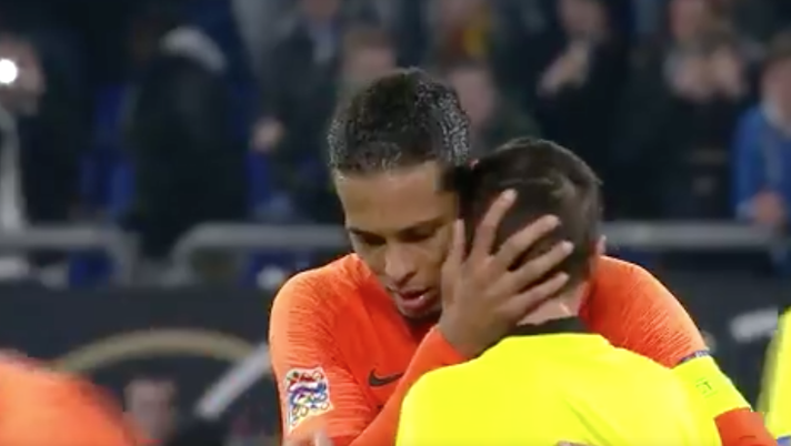 Germania-Olanda, il gesto di capitan Van Dijk: abbraccia l’arbitro che ha perso la madre  Germania-Olanda, il gesto di capitan Van Dijk: abbraccia l’arbitro che ha perso la madre