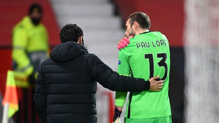 MANCHESTER, ENGLAND - APRIL 29: Pau Lopez of Roma leaves the pitch with an injury during the UEFA Europa League Semi-final First Leg match between Manchester United and AS Roma at Old Trafford on April 29, 2021 in Manchester, England. Sporting stadiums around Europe remain under strict restrictions due to the Coronavirus Pandemic as Government social distancing laws prohibit fans inside venues resulting in games being played behind closed doors. (Photo by Michael Regan/Getty Images) Infortunio Pau Lopez, Sky: “Sabato si opera alla spalla: lo stop sarà di circa 3 mesi” - immagine 1