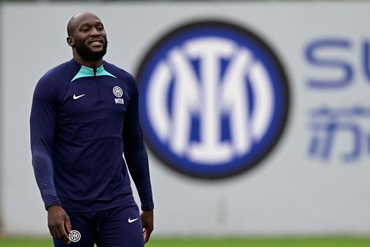 COMO, ITALY - OCTOBER 10: Romelu Lukaku of FC Internazionale looks on during the FC Internazionale training session at the club's training ground Suning Training Center at Appiano Gentile on October 10, 2022 in Como, Italy. (Photo by Mattia Ozbot - Inter/Inter via Getty Images) Calhanoglu regista e i test di Lukaku: così l’Inter si prepara alla Fiorentina- immagine 2